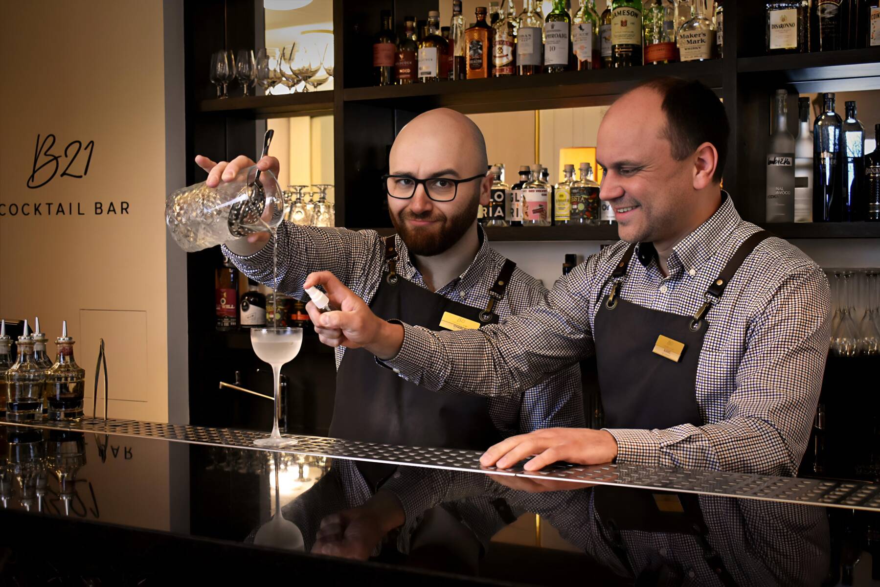 B21 Cocktail Bar/bartenders/Charlie & Karel